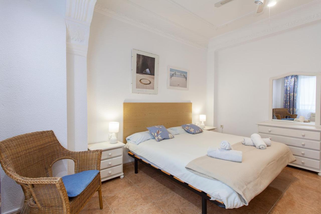 Apartment Near The Marina, Valencia Bagian luar foto