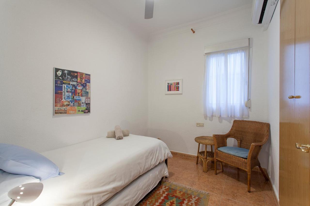 Apartment Near The Marina, Valencia Bagian luar foto