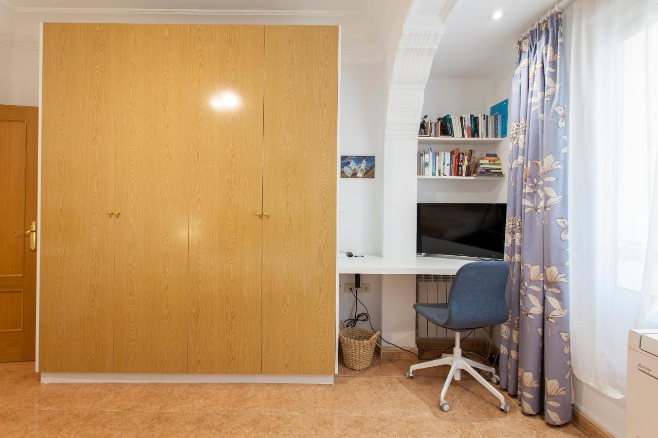 Apartment Near The Marina, Valencia Bagian luar foto